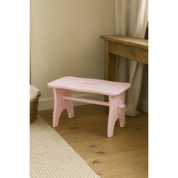 Różowy stołek dziecięcy z drewna – stabilny i lekki taboret Różowy stołek dziecięcy z drewna – stabilny i lekki taboret