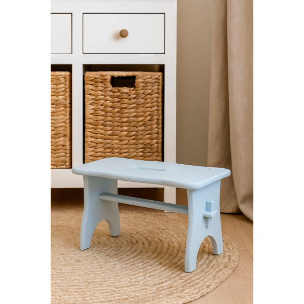 Niebieski stołek dziecięcy z drewna – stabilny i lekki taboret Niebieski stołek dziecięcy z drewna – stabilny i lekki taboret