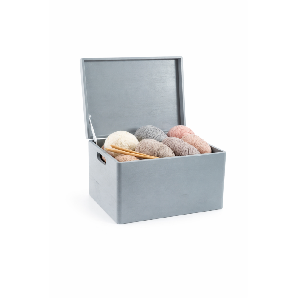 Szara skrzynka drewniana zamykana 40x30x23 cm z uchwytami – pudełko do przechowywania