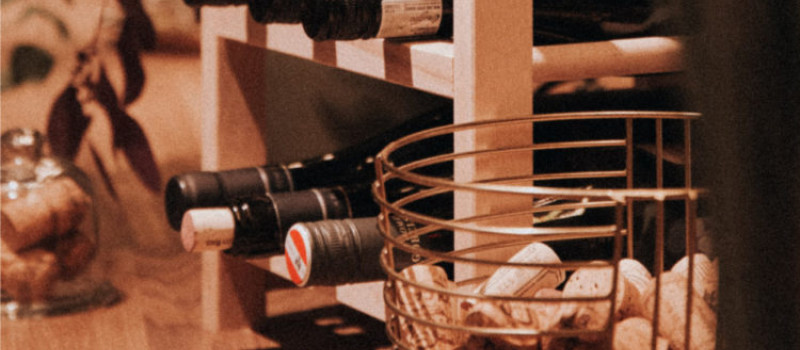 Funkcjonalne drewniane stojaki na wino w kuchni i salonie!