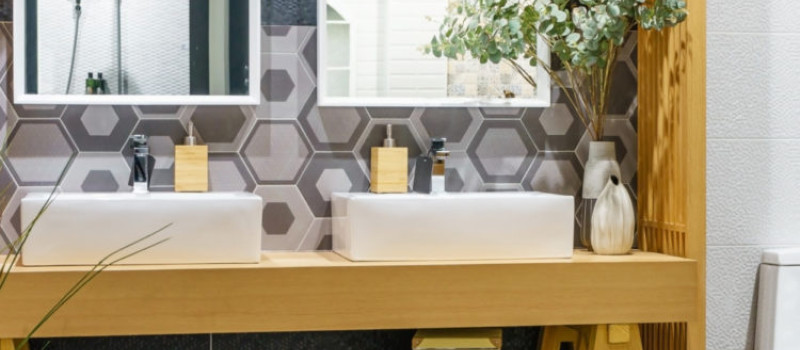 Drewno w łazience – stylowe i praktyczne dodatki!