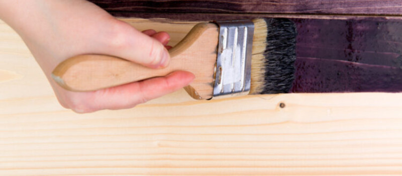 Jak dbać o drewniane elementy w domu?